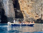 Blick auf ein Boot entlang der Küste bei der Bootstour zu den ionischen Grotten von Santa Maria di Leuca mit Leuca due Mari.