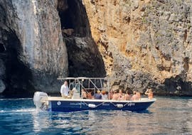 Vista di una barca che naviga lungo la costa durante il nostro Giro in barca alle grotte dello Ionio da Santa Maria Leuca con Leuca due Mari.