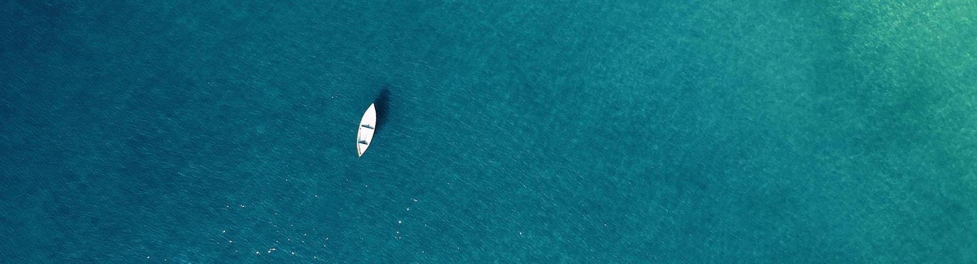 Des personnes font une Location de bateau à Appietto près de Ajaccio (jusqu'à 4 pers.) avec Motorship Nautique.
