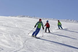 Twee kinderen doen mee aan een paar privé skilessen voor kinderen van alle leeftijden met Skischool Alpinsport Obergurgl in de Öztal regio.