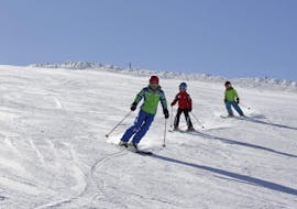 Two kids are doing some private ski lessons for kids of all ages with Ski school Alpinsport Obergurgl in the Öztal region.