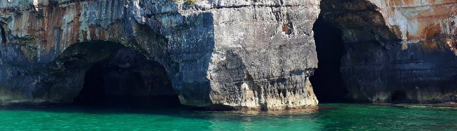 Image de l'impressionnante Grotta delle Tre Porte prise lors d'une location de bateau à Torre Vado pour un maximum de 6 personnes avec Rosa dei Venti Escursioni.