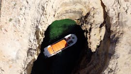 Foto della barca di Vilamoura Watersports Centre durante il Giro in barca alla Grotta di Benagil da Vilamoura.