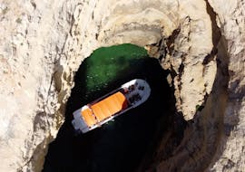 Das Schiff Majestic Adventure während des Bootstour zur Benagil-Höhle von Vilamoura mit Vilamoura Watersports Centre.
