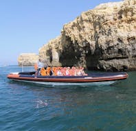 Menschen an Bord unseres Bootes bei einer Bootstour zu den Höhlen der Algarve mit Delphinbeobachtung mit Vilamoura Watersports Centre.