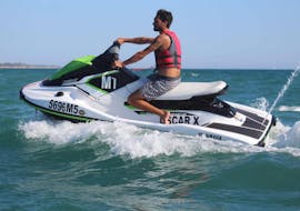 Un hombre en la moto de agua durante una excursión en moto de agua en la playa de Vilamoura en el Algarve con Vilamoura Watersports Centre.