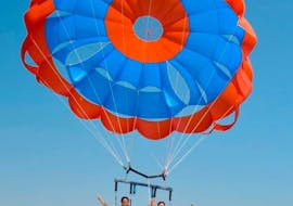 Des personnes font du Parachute ascensionnel depuis la marina de Vilamoura avec Vilamoura Watersports Centre.