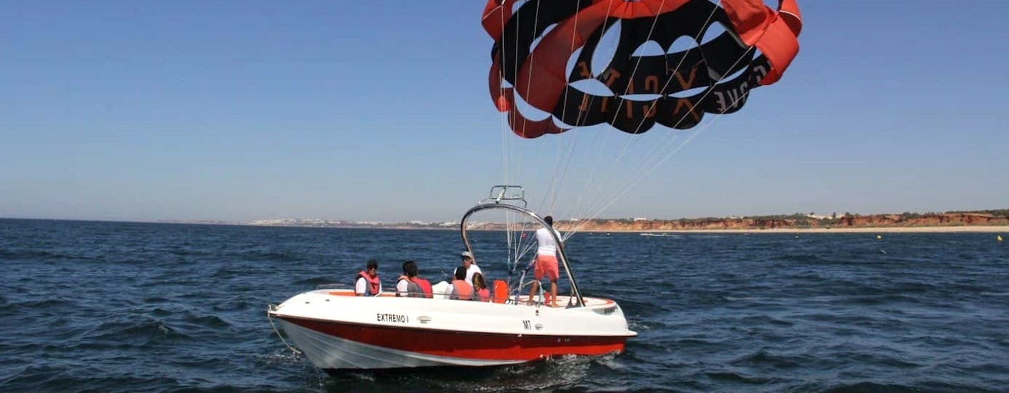 Gente probando el Parasailing desde la Marina de Vilamoura con el Vilamoura Watersports Centre.