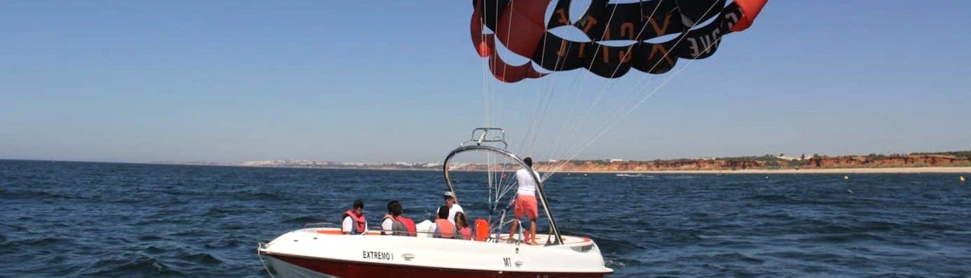 Gente probando el Parasailing desde la Marina de Vilamoura con el Vilamoura Watersports Centre.