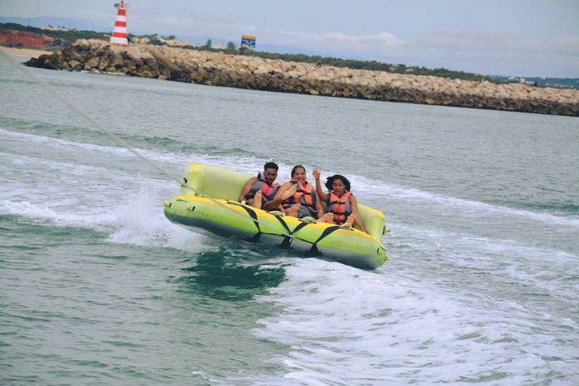 Alcuni partecipanti si godono la corsa con un gonfiabile a Marina di Vilamoura offerto da Vilamoura Watersports Centre.