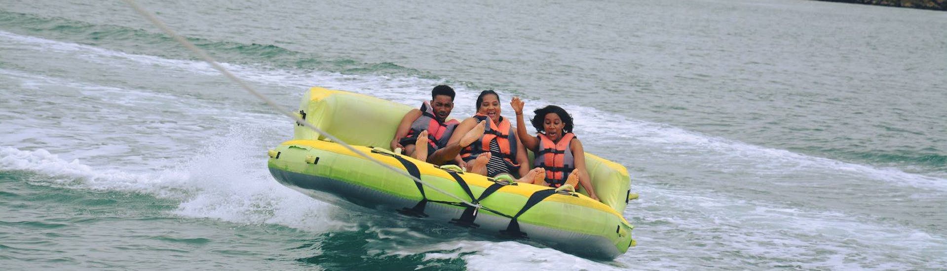 Die Leute haben Spaß auf dem Banana Boat und anderen Schlauchbooten in Vilamoura mit Vilamoura Watersports Centre.