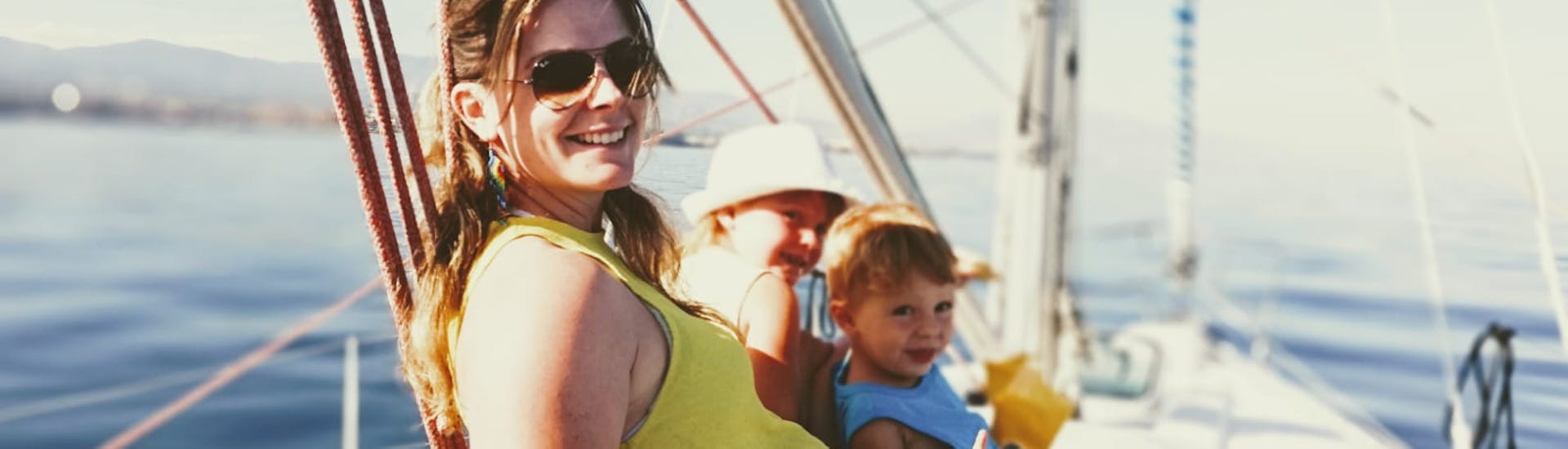 Eine Mutter und ihre Kinder genießen einen erholsamen Tag in der Bucht von Estepona bei einer privaten All-Inclusive-Segeltour in Estepona mit South Olé Sails.