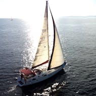 El elegante velero BÉNÉTEAU OCEANIS CLIPPER 411, rodeado por las resplandecientes aguas de la bahía de Estepona durante un viaje en velero privado todo incluido con South Olé Sails Estepona.