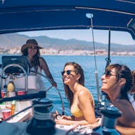 Un grupo de amigos disfrutando de un día soleado en Marbella, a bordo del quicksilver 555, durante un paseo en barco privado en Estepona con South Olé Sails Estepona.