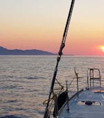 Il nostro catamarano durante il giro in catamarano al tramonto all'isola di Dia da Heraklion con DanEri Yachts Crete.