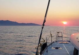 "Notre catamaran pendant la Balade en catamaran au coucher du soleil d'Héraklion à l'île de Dia avec DanEri Yachts Crète.