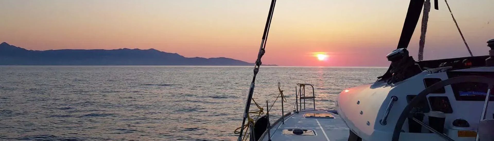 Unser Katamaran während der Katamarantour nach Dia ab Heraklion bei Sonnenuntergang mit DanEri Yachts Crete.