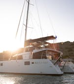 Sulla barca durante il giro in catamarano al tramonto da Rethymno con DanEri Yachts Crete.