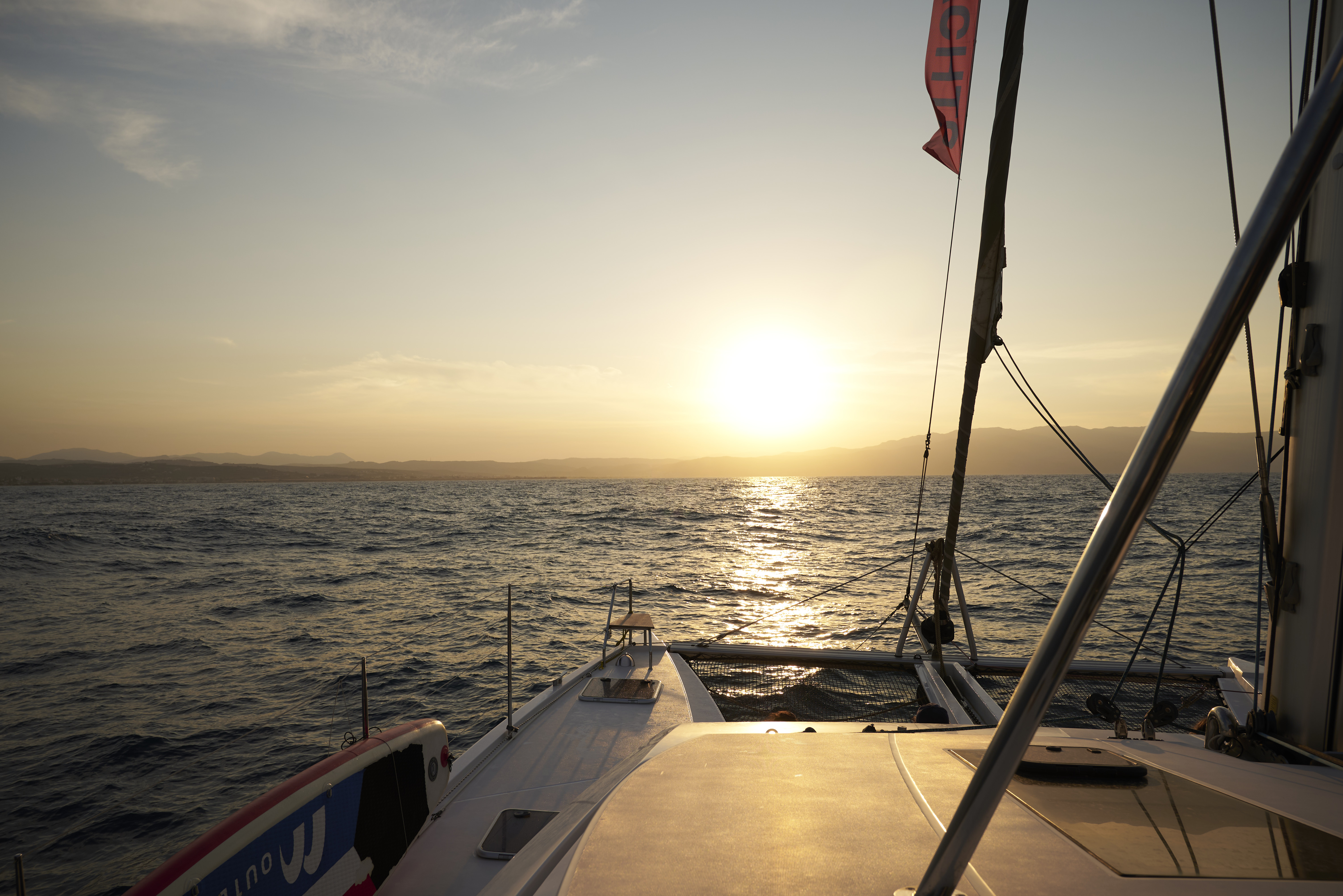 Paseo en catamarán al atardecer desde Rétino con DanEri Yachts Crete.