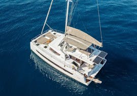 Balade en catamaran dans la baie d'Agrilia et sur l'île de Dia depuis Hersonissos avec DanEri Yachts Crete.