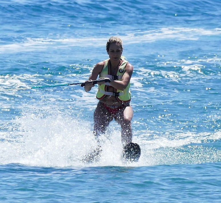 Esquí acuático en la playa de San Nicolás en Vasilikos con St. Nicholas Beach Watersports Zakynthos.