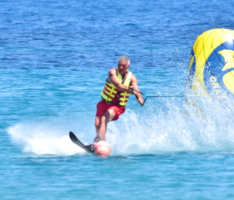 Photo d'un homme sur un wakeboard à St. Nicholas Beach Watersports.