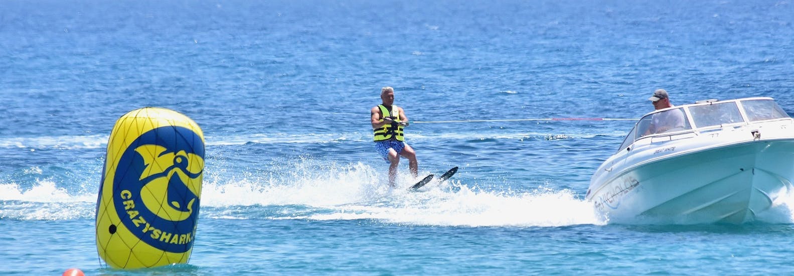 Foto di un uomo su un wakeboard a St. Nicholas Beach Watersports.