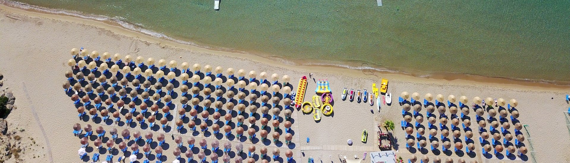 Foto des Strandes, an dem sich St. Nicholas Beach Watersports Zakynthos befindet.