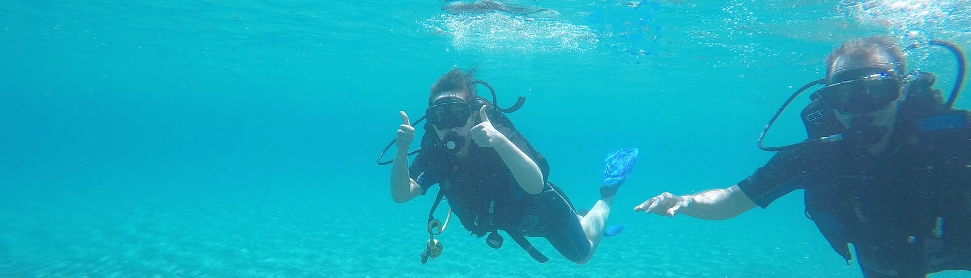 Een meisje poseert voor de camera tijdens de cursus ontdekken duiken van St. Nicholas Beach Watersports.