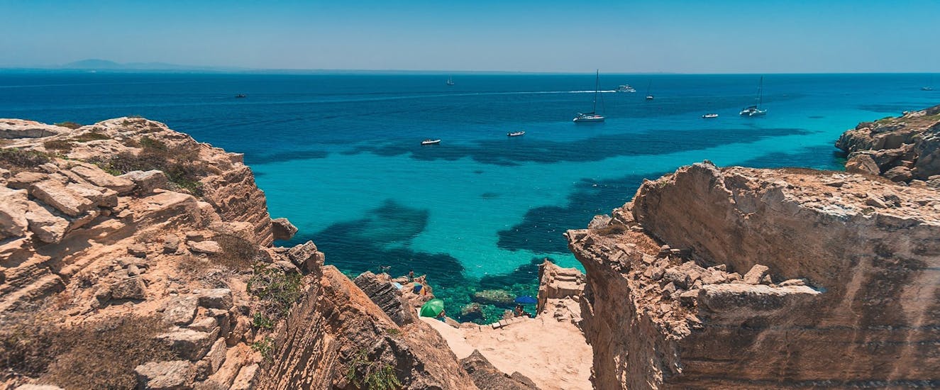 Wonderful Sicilian bay to visit during a boat trip to Favignana and Levanzo with stops for swimming with Egadi Navigazione.