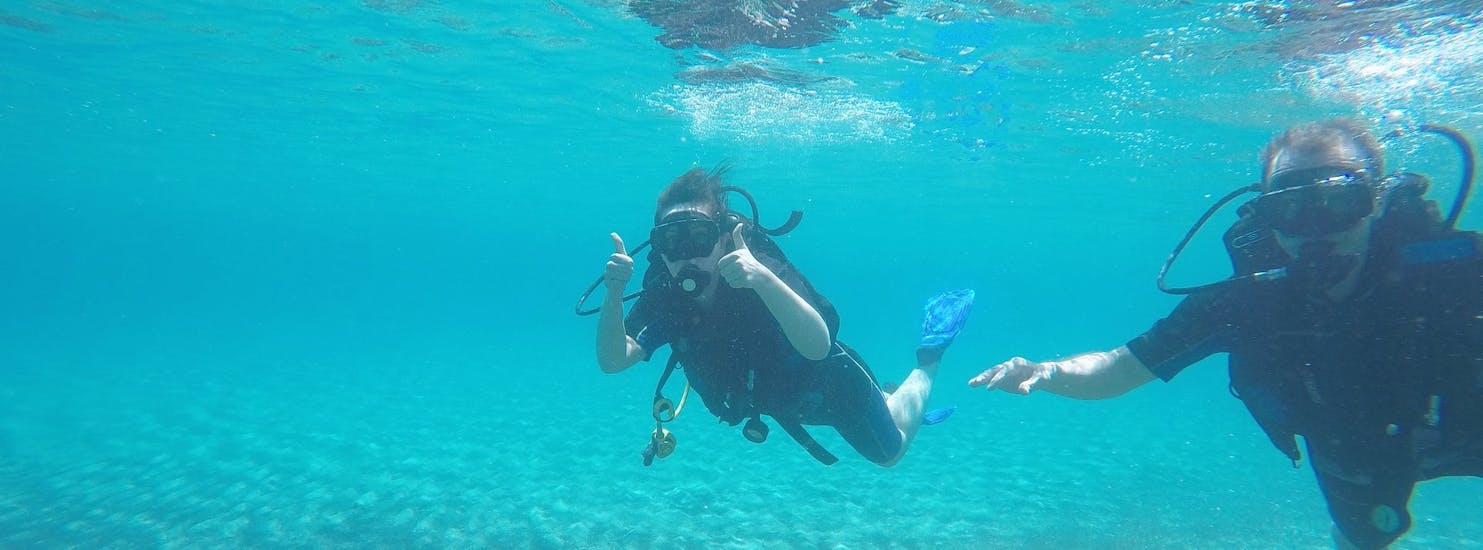 Una ragazza alza il pollice verso la telecamera durante il corso di scoperta delle immersioni subacquee organizzato da St. Nicholas Beach Watersports.