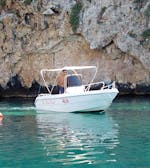 VIsta della nostra barca durante il Giro in barca alle grotte del Salento e Porto Badisco da Castro con Nautica Red Coral Salento.