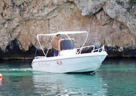 Vue sur le bateau lors de notre balade en bateau aux grottes de Castro et Porto Badisco avec baignade grâce à Nautica Red Coral Salento.