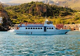 Ons motorschip UFO terwijl het de Siciliaanse wateren bevaart tijdens een boottocht van San Vito Lo Capo naar het natuurreservaat Zingaro met Egadi Navigazione.