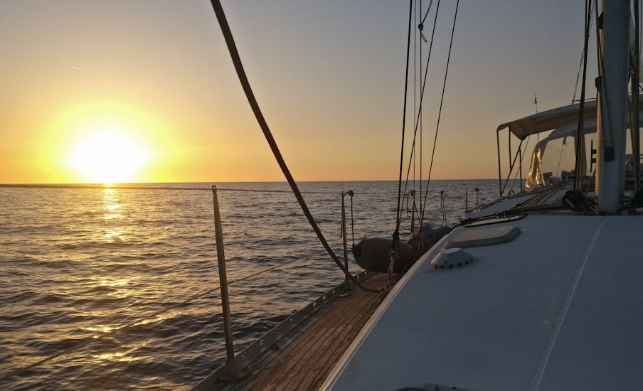 Sicht auf das Meer bei Sonnenuntergang vom Boot von 40° Parallelo Leuca während der Segeltour von Leuca zur Küste des Salento.