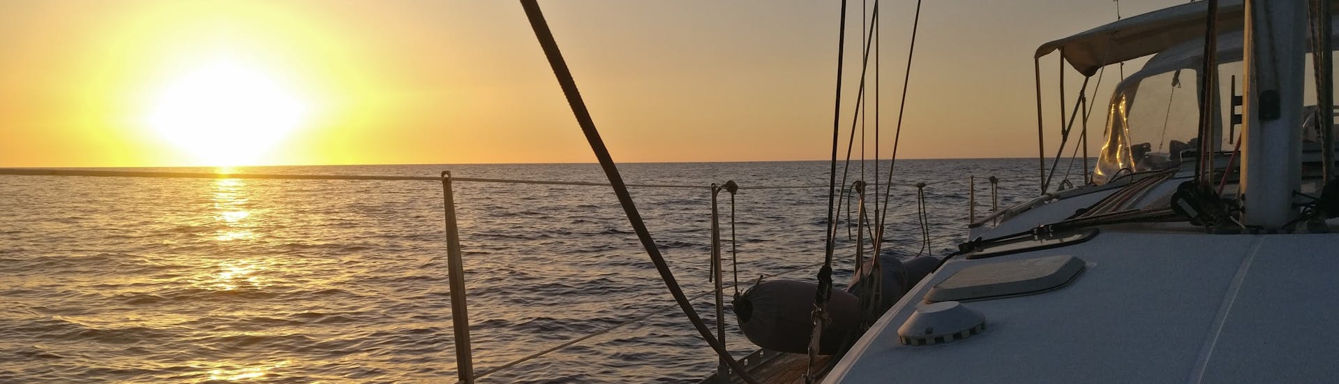 Vue de la mer au coucher du soleil depuis un bateau de Quarantesimo Parallelo Leuca pendant la balade en voilier de Leuca sur la Côte du Salento.