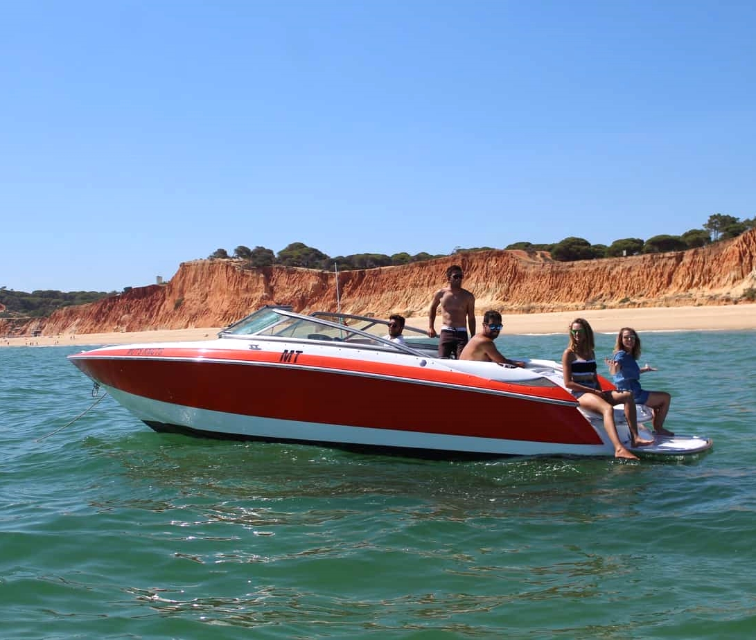 Mensen op een privéboottocht in Vilamoura met Vilamoura Watersports Centre.