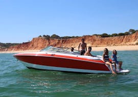 Un gruppo di persone durante una gita in barca privata a Vilamoura con Vilamoura Watersports Centre.