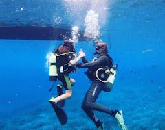Una donna che fa un PADI Discover Scuba Diving a l'Île-Rousse con EPIR Plongée Île-Rousse.