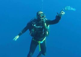 A person in doing a PADI Open Water Diver Course in l'Île-Rousse for Beginners with EPIR Plongée Île-Rousse.