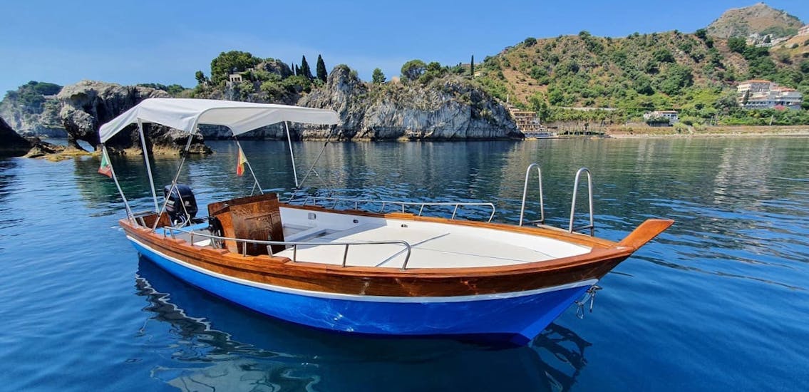 Photo du bateau de la balade le long de la côte de Taormina avec dégustation de vin avec Boat Experience Taormina.