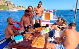 Persone che mangiano e bevono durante la Giro in barca a Taormina con degustazione di vini con Boat Experience Taormina.