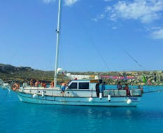 I nostri clienti felici durante una sosta della nostra gita in barca intorno a Favignana e Levanzo con pranzo con In barca con Salvo.