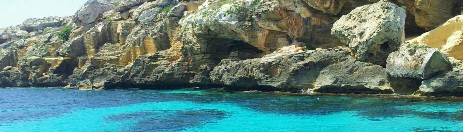 Photos of Favignana's beautiful coastline during a boat trip around Favignana with lunch with In barca con Salvo.