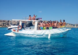 Jóvenes disfrutando de un paseo en barco desde Favignana a Levanzo, con almuerzo, con In barca con Salvo.