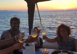 Foto van onze klanten die proosten tijdens een boottocht vanuit Favignana met een aperitief bij zonsondergang met In barca con Salvo.