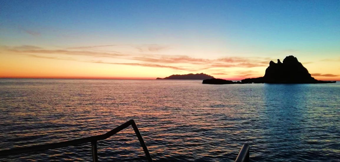 De prachtige zonsondergang over de Egadische archipel tijdens een boottocht vanuit Favignana met een aperitief bij zonsondergang met In barca con Salvo.