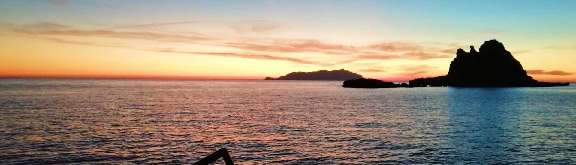 La bonita puesta de sol sobre el archipiélago de Egadi durante un paseo en barco desde Favignana, con un aperitivo al atardecer, con In barca con Salvo.