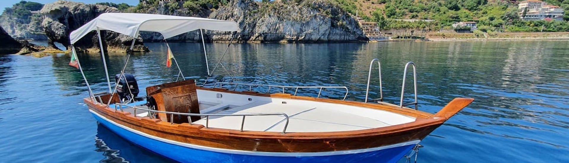 Photo du bateau de la balade privée en bateau le long de la côte de Taormina avec snorkeling avec Boat Experience Taormina.
