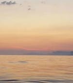 Uitzicht tijdens de privé RIB boottocht bij zonsondergang vanuit Bandol met Atlantide Promenades en mer Bandol.
